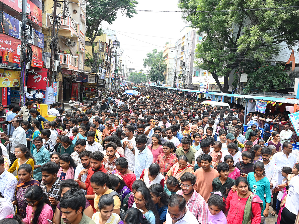Huge Devotee Rush in Hyderabad Khairatabad Bada Ganesh3