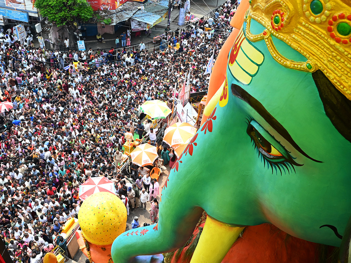 Huge Devotee Rush in Hyderabad Khairatabad Bada Ganesh30
