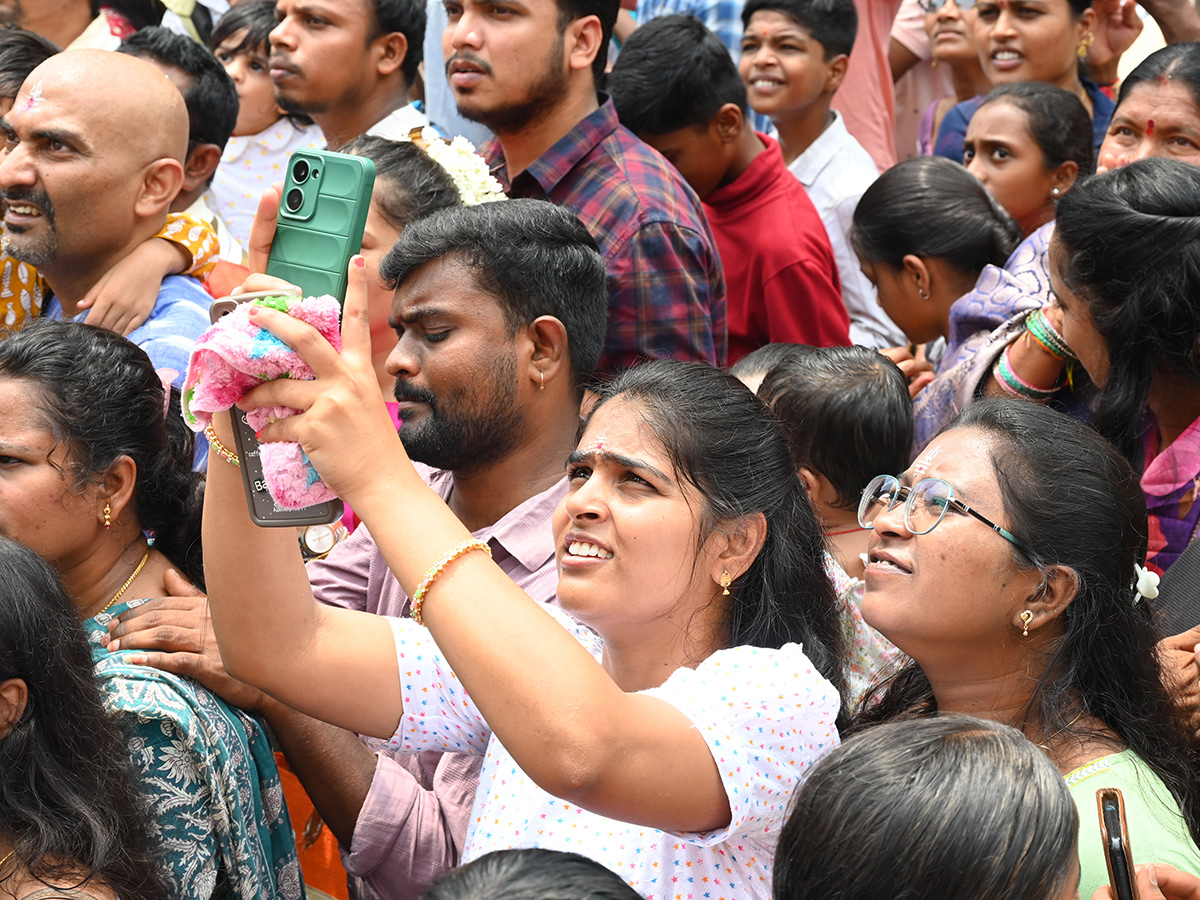Huge Devotee Rush in Hyderabad Khairatabad Bada Ganesh4