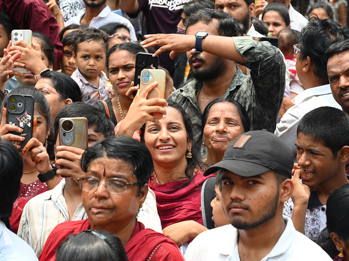 Huge Devotee Rush in Hyderabad Khairatabad Bada Ganesh5