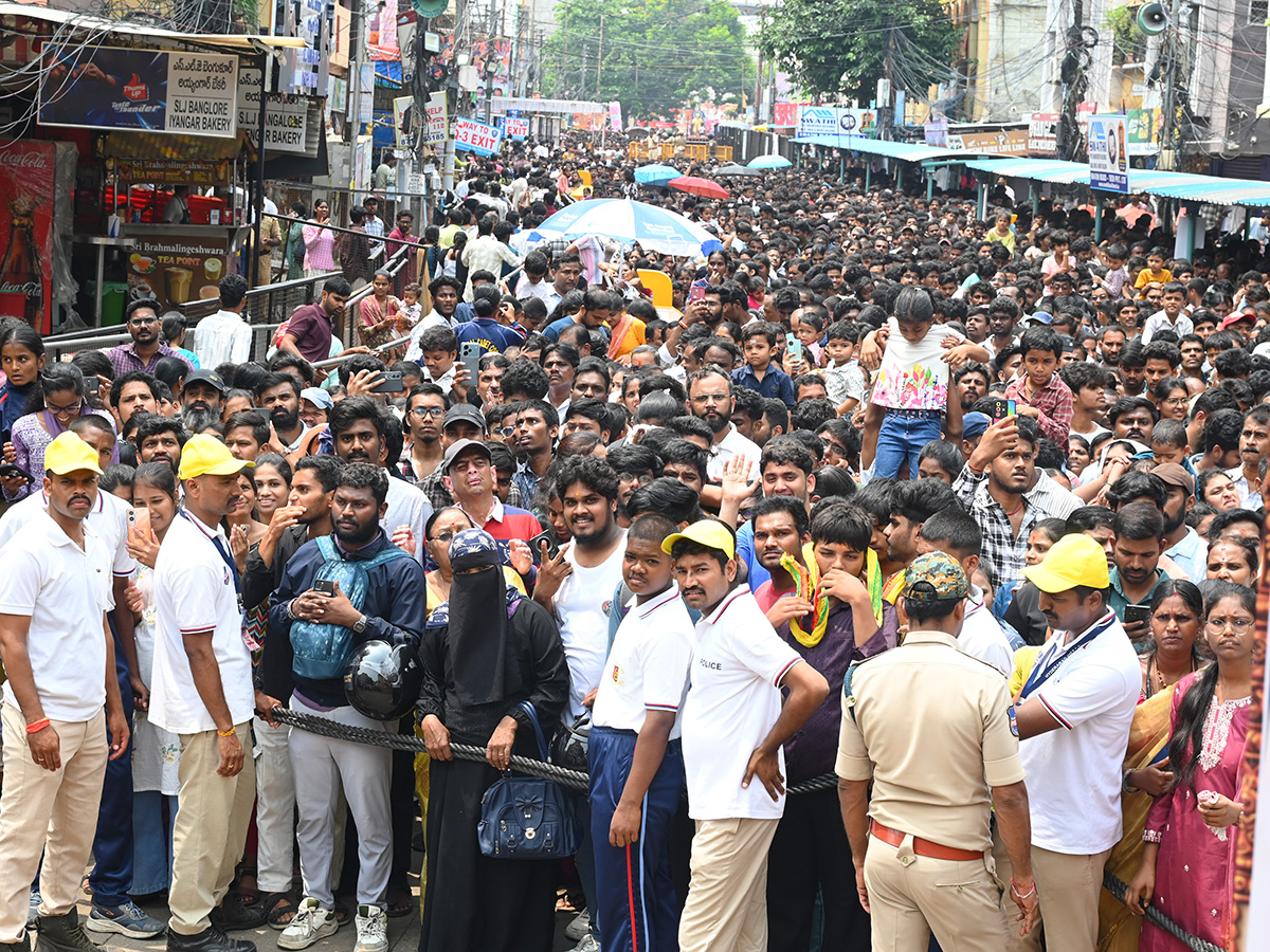 Huge Devotee Rush in Hyderabad Khairatabad Bada Ganesh7