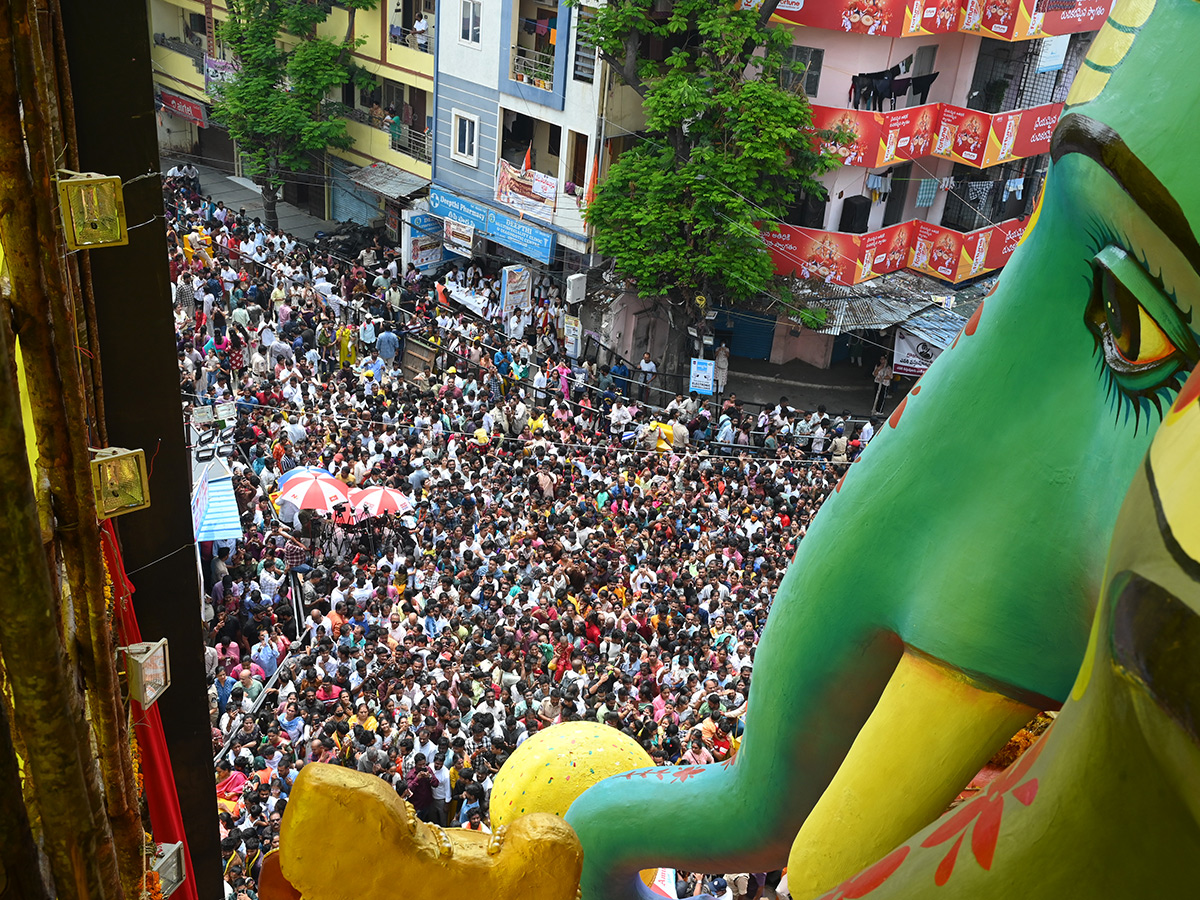 Huge Devotee Rush in Hyderabad Khairatabad Bada Ganesh8