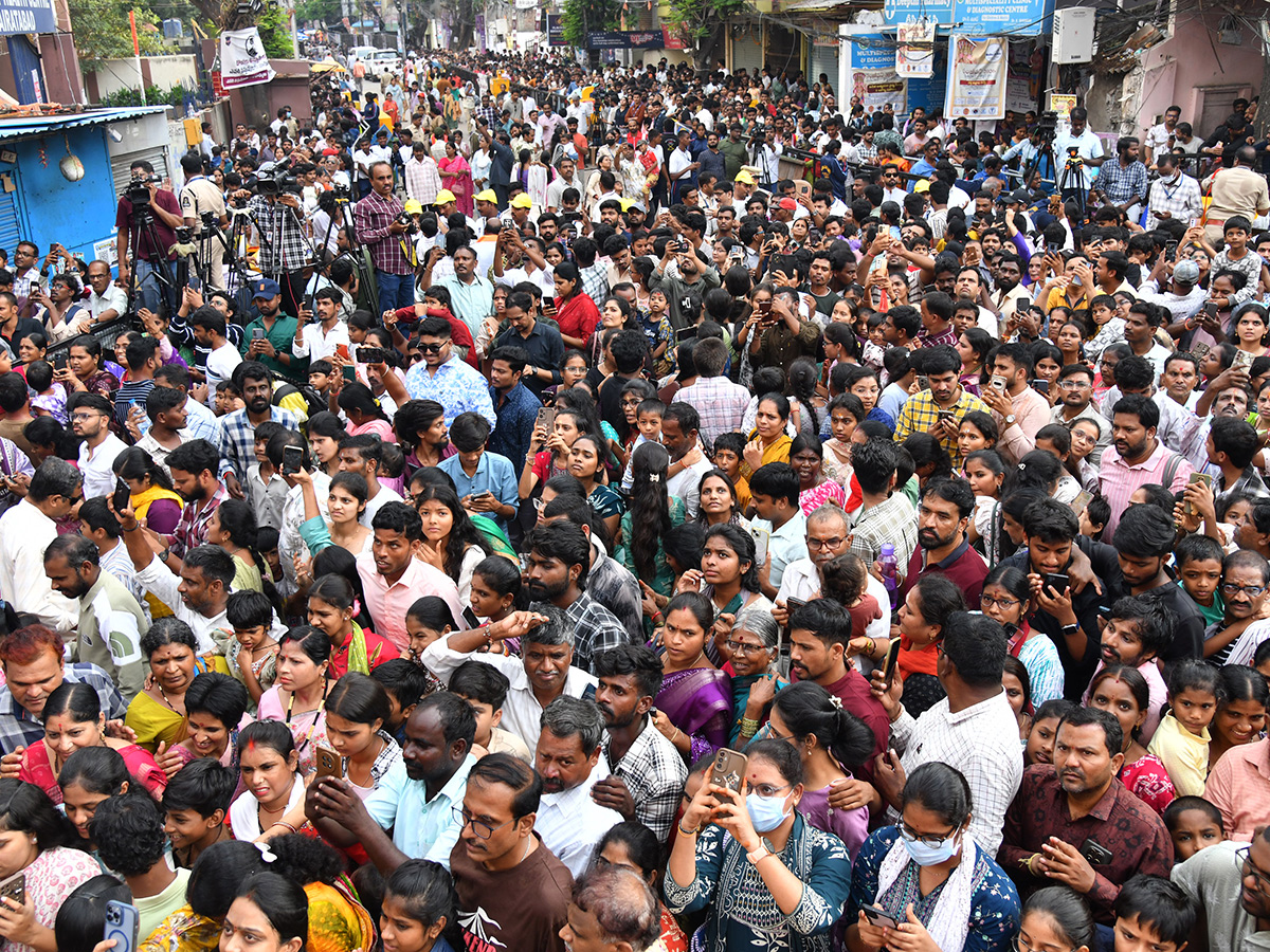 Huge Devotee Rush in Hyderabad Khairatabad Bada Ganesh9