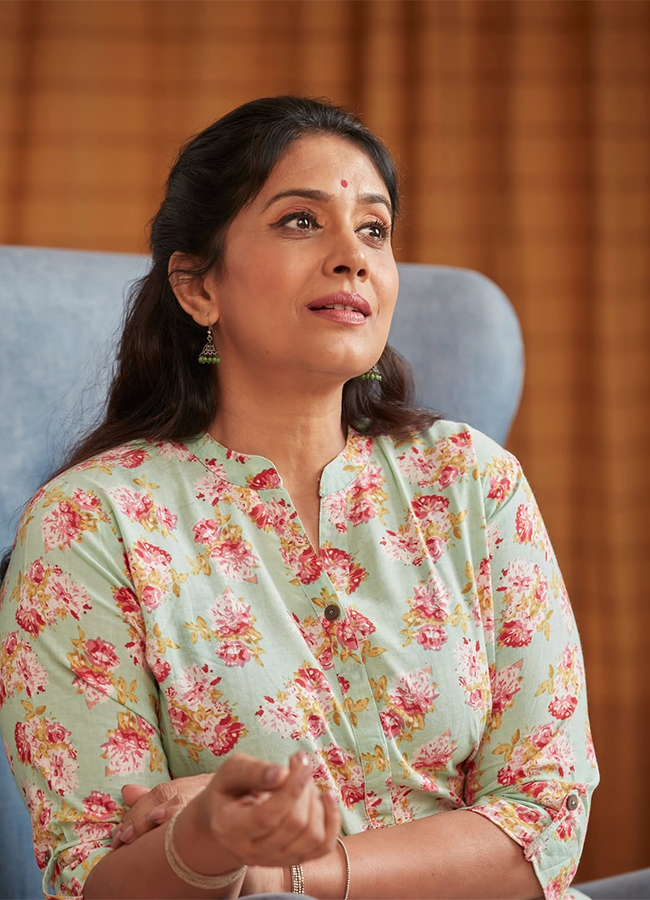 Sonali Kulkarni plays a powerful in the Paradise movie15