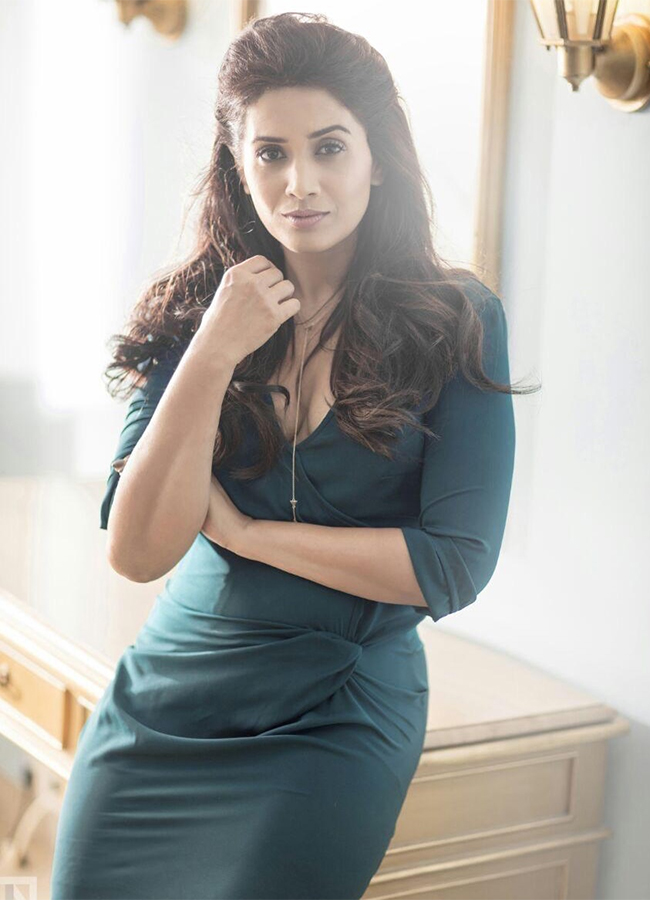 Sonali Kulkarni plays a powerful in the Paradise movie6