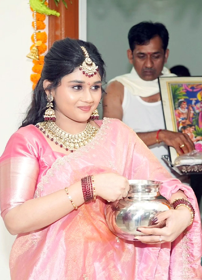 Save the Tigers Actress Steps Into Her New Home Photos2