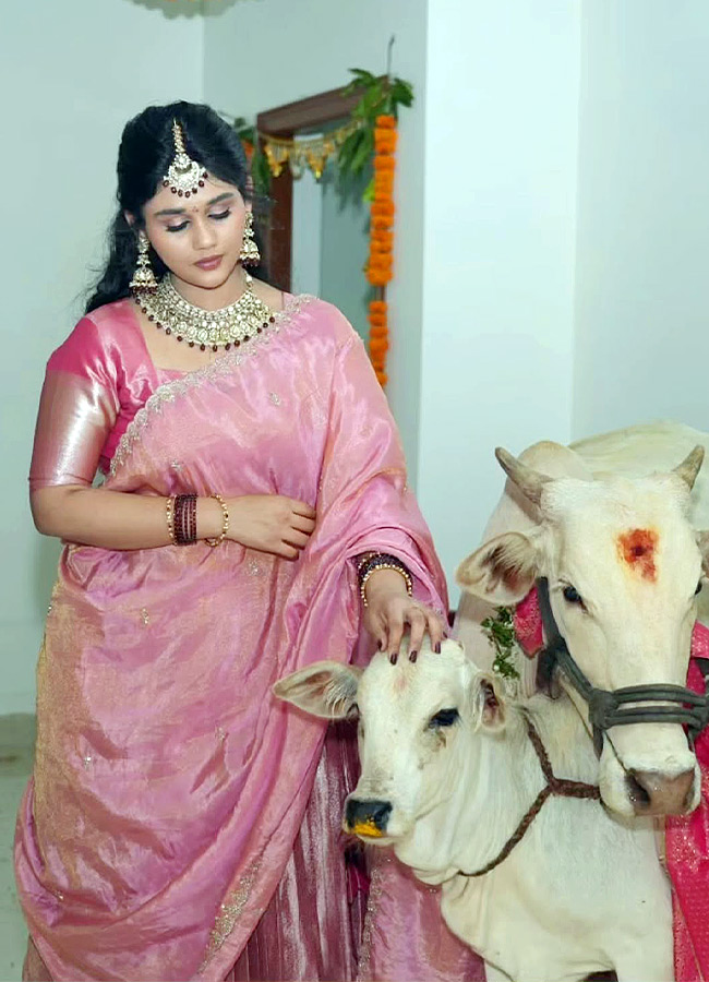Save the Tigers Actress Steps Into Her New Home Photos3