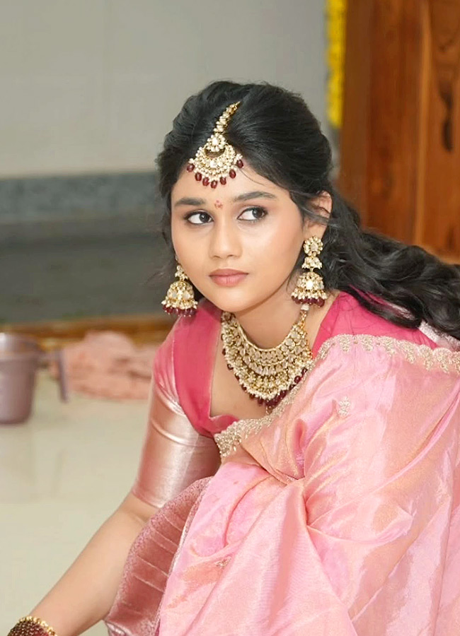 Save the Tigers Actress Steps Into Her New Home Photos4