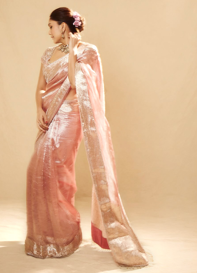 Mrunal Thakur Stunning Saree Looks11