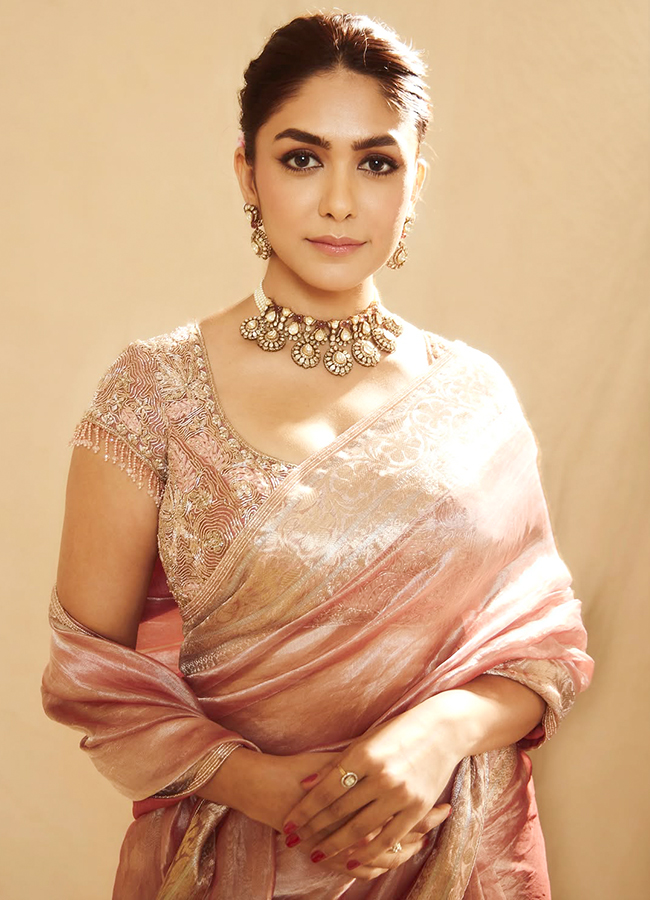 Mrunal Thakur Stunning Saree Looks2