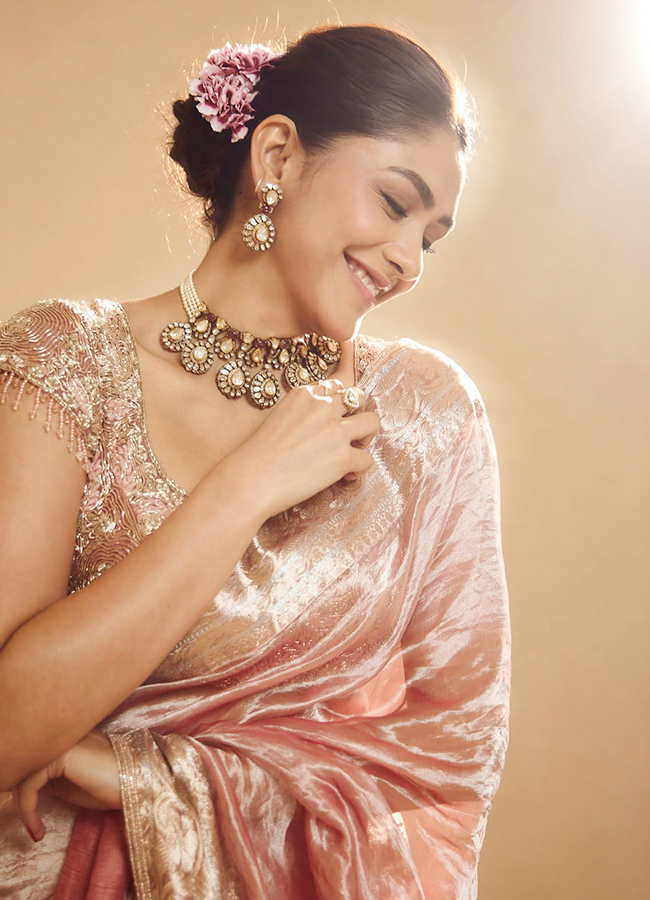 Mrunal Thakur Stunning Saree Looks3