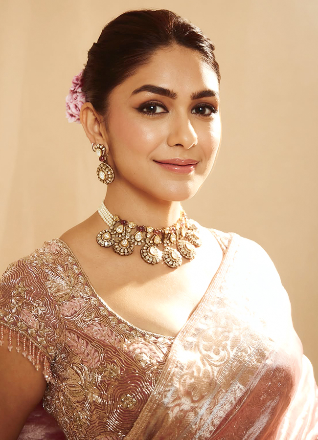 Mrunal Thakur Stunning Saree Looks5
