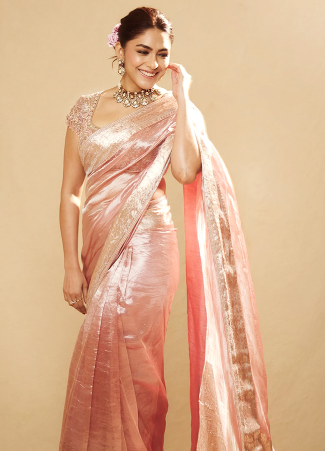 Mrunal Thakur Stunning Saree Looks6