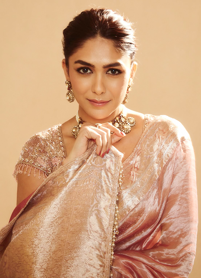 Mrunal Thakur Stunning Saree Looks7