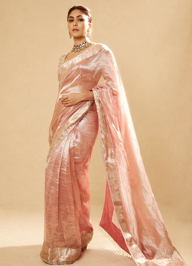 Mrunal Thakur Stunning Saree Looks8