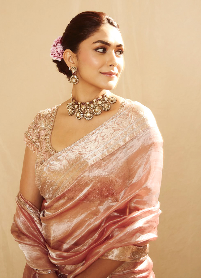 Mrunal Thakur Stunning Saree Looks9