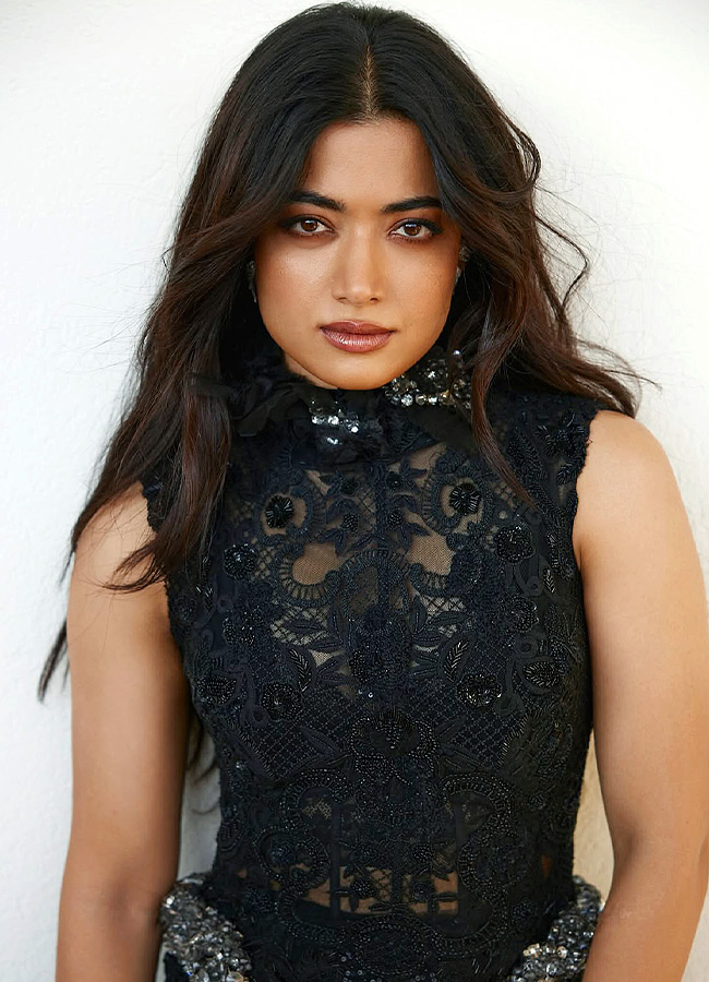 Rashmika’s Glamorous Look in a Black Dress Photos2
