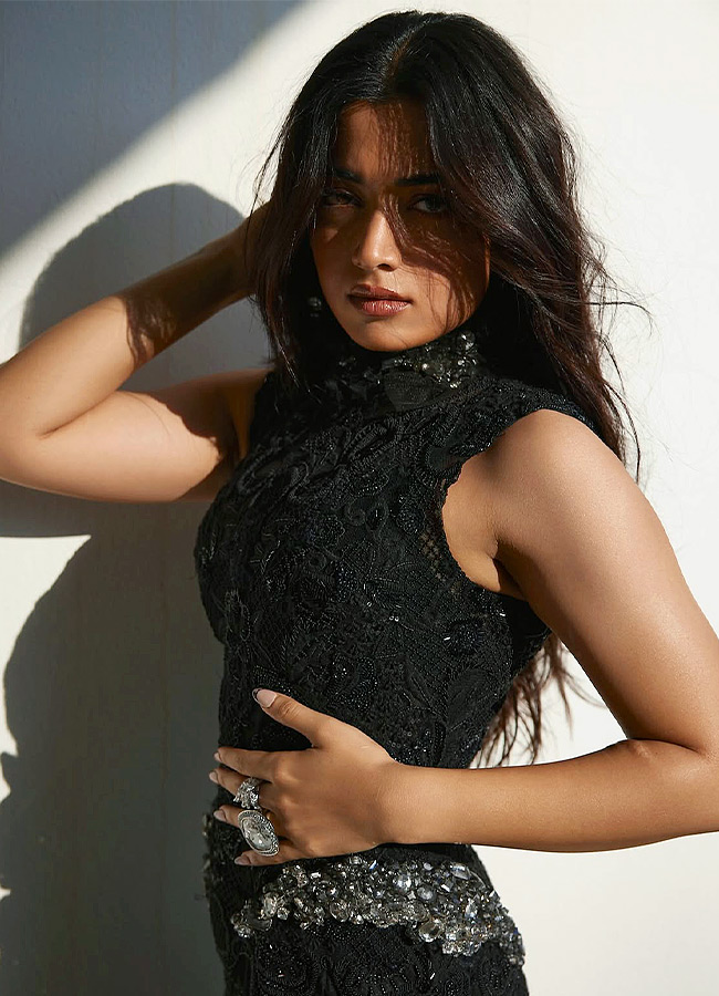 Rashmika’s Glamorous Look in a Black Dress Photos3
