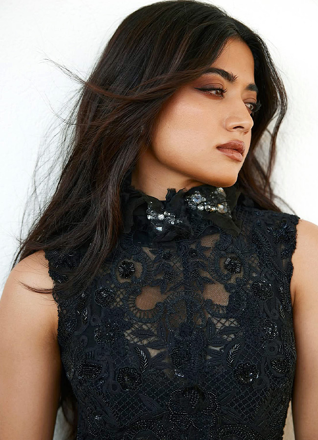 Rashmika’s Glamorous Look in a Black Dress Photos4
