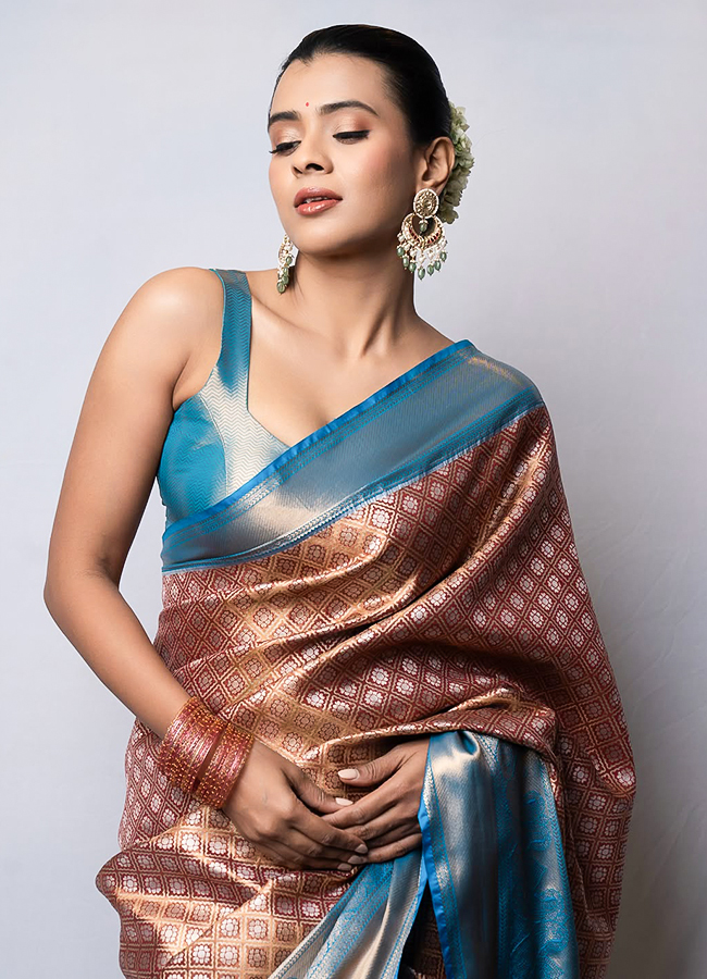 Hebah Patel Shines in a Silk Saree2