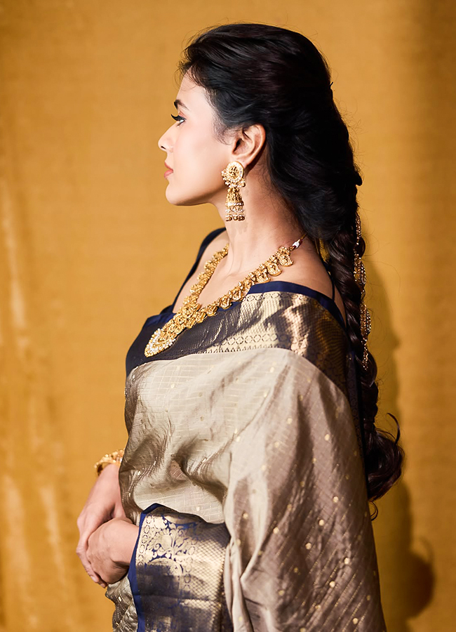 Hebah Patel Shines in a Silk Saree11