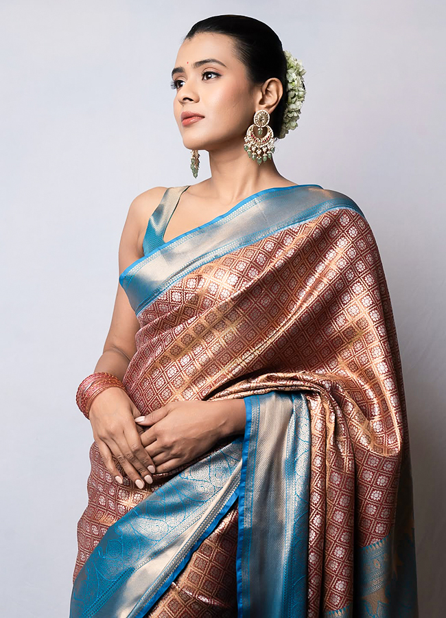 Hebah Patel Shines in a Silk Saree3