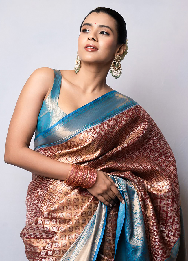 Hebah Patel Shines in a Silk Saree4