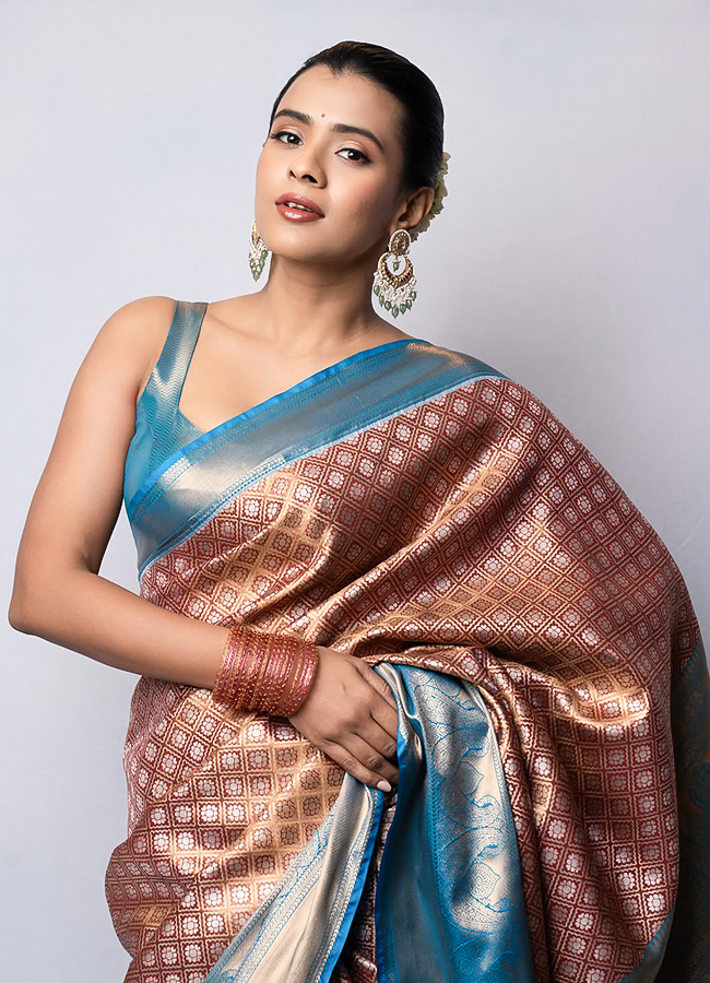 Hebah Patel Shines in a Silk Saree6