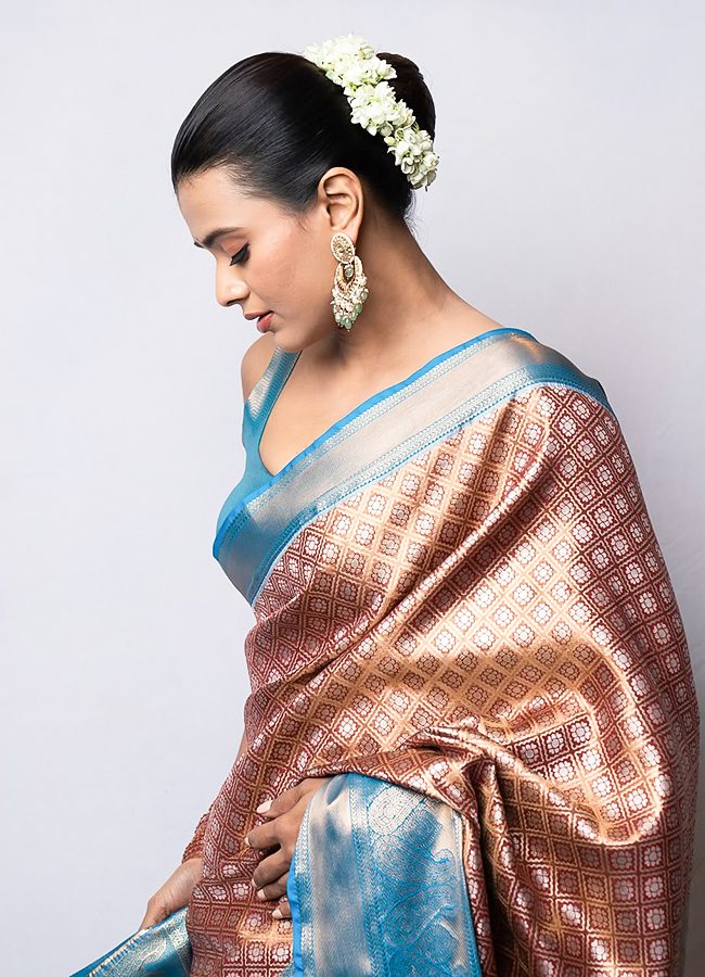Hebah Patel Shines in a Silk Saree7