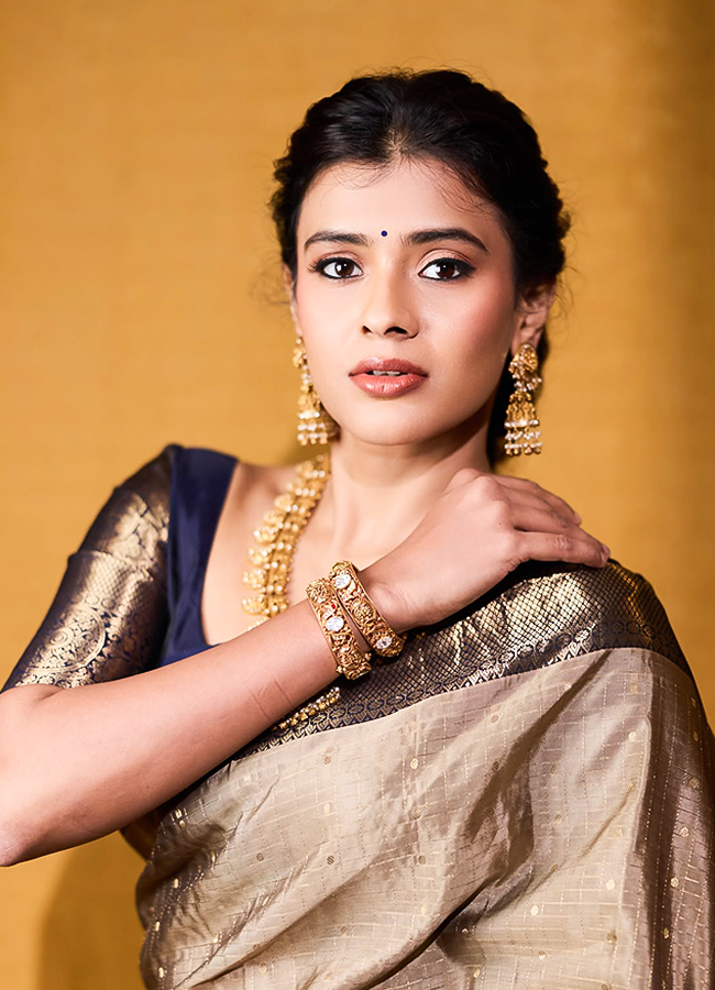 Hebah Patel Shines in a Silk Saree8