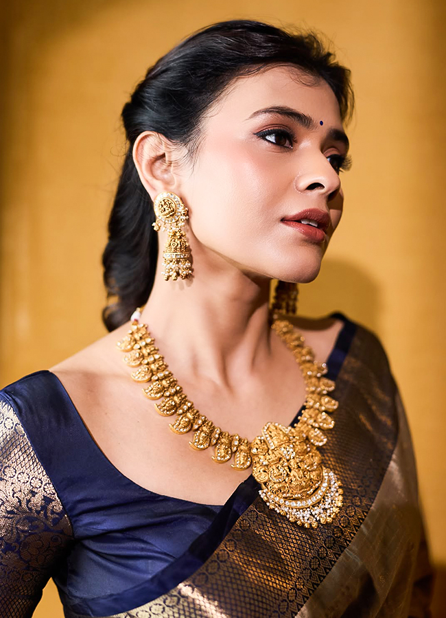 Hebah Patel Shines in a Silk Saree10