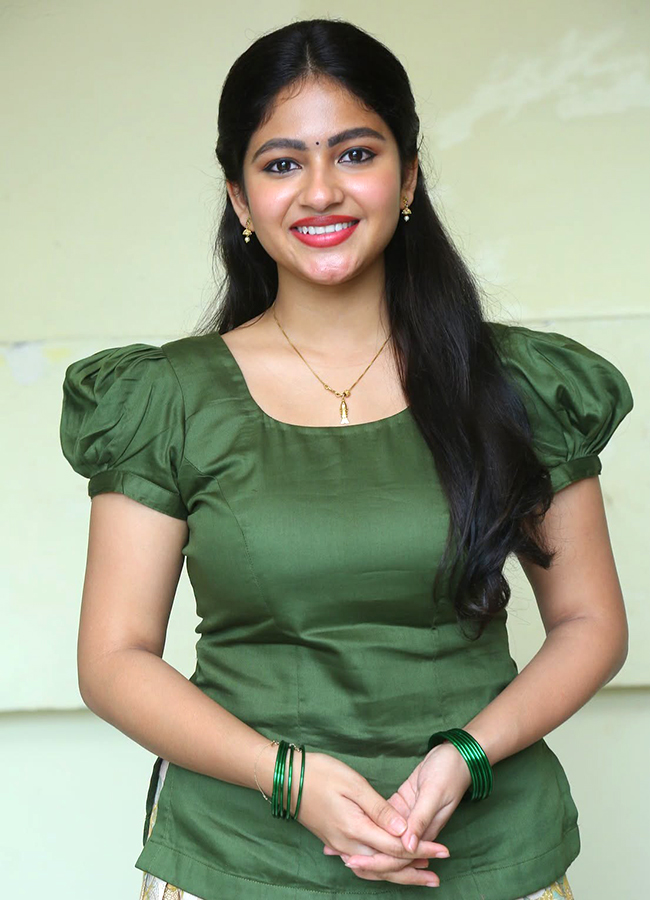 Actress Nakshatra at the Thella Kagitham Movie21