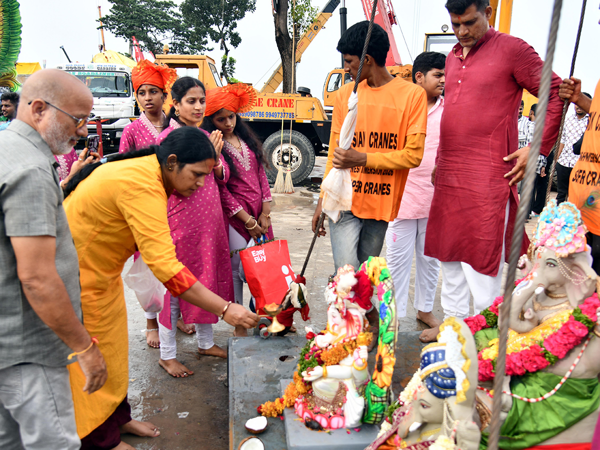 Grand Ganesh immersion celebrations on Necklace Road Hyderabad15
