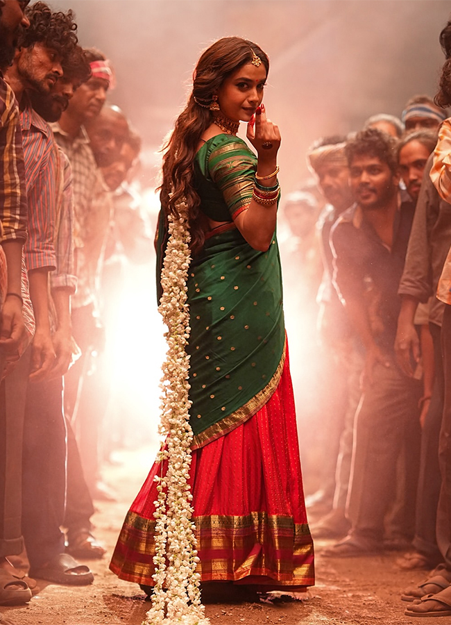 Keerthy Suresh Shared Esha Nagula Katta Meeda Song Working Stills13