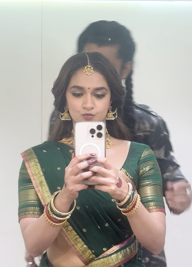Keerthy Suresh Shared Esha Nagula Katta Meeda Song Working Stills16