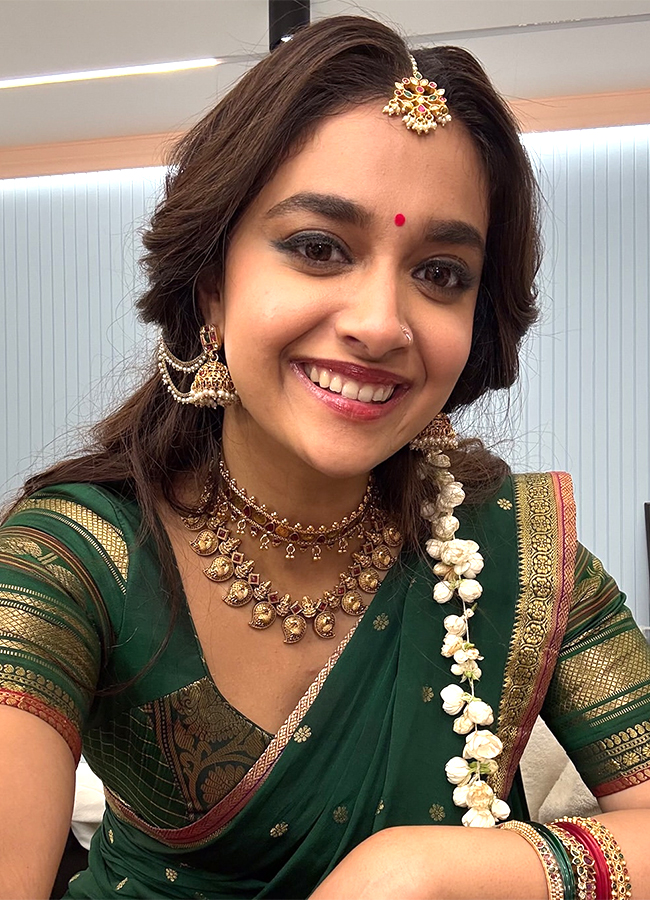 Keerthy Suresh Shared Esha Nagula Katta Meeda Song Working Stills5