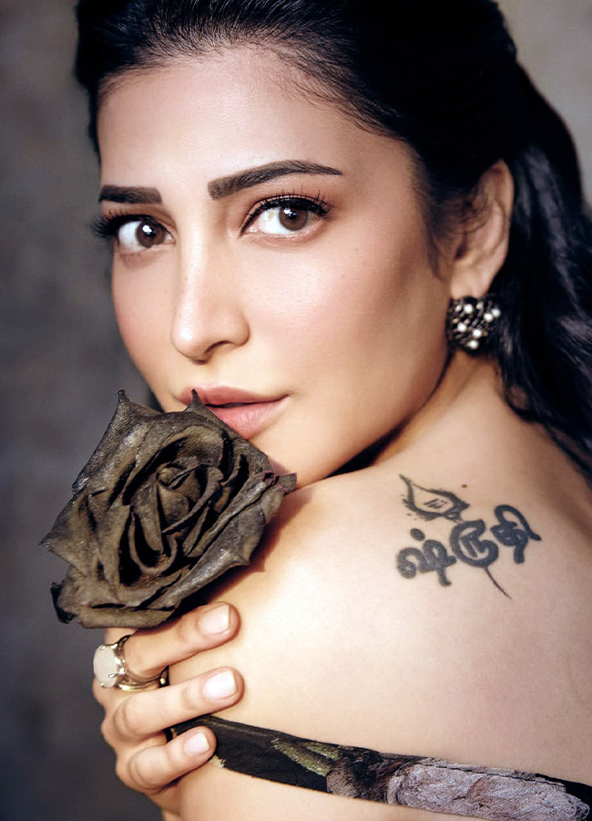 Shruti Haasan Glamorous Look in a Black Dress Stunning Photos2