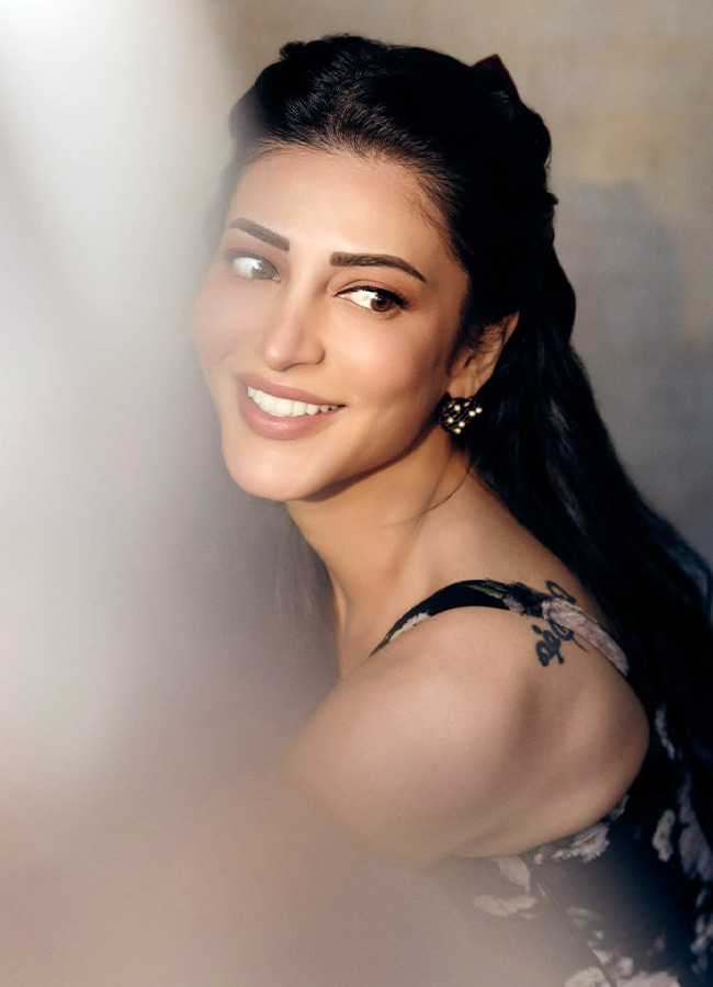 Shruti Haasan Glamorous Look in a Black Dress Stunning Photos4