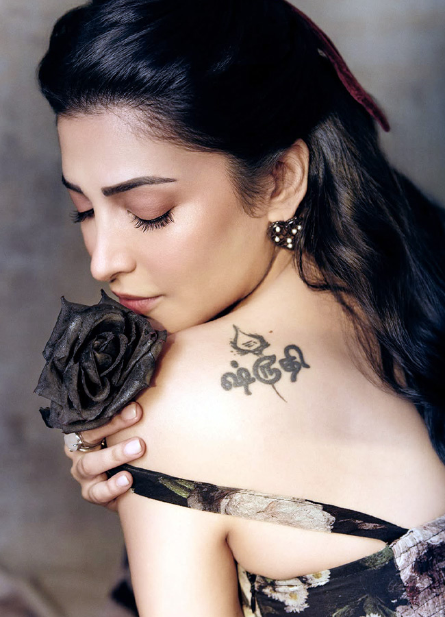 Shruti Haasan Glamorous Look in a Black Dress Stunning Photos8