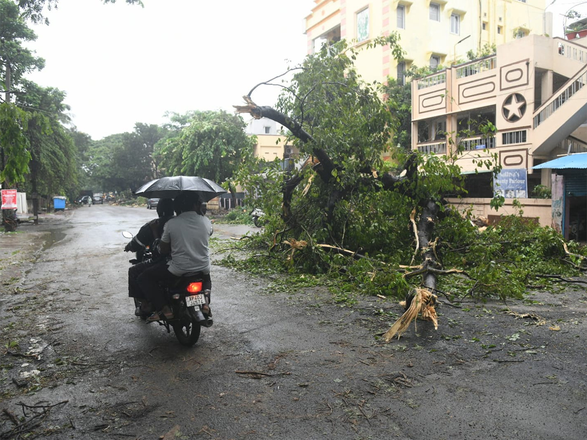 heavy rain in visakhapatnam today photos2
