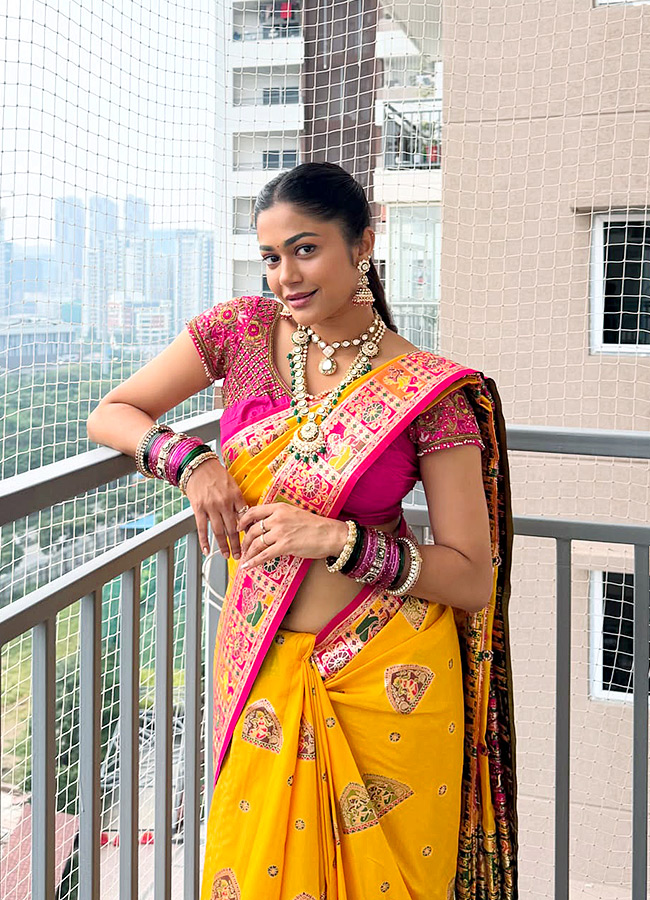 Tollywood Actress Pays Her Respects to Khairatabad Ganesh Photos10