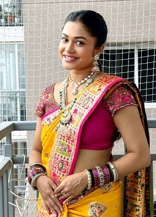 Tollywood Actress Pays Her Respects to Khairatabad Ganesh Photos2