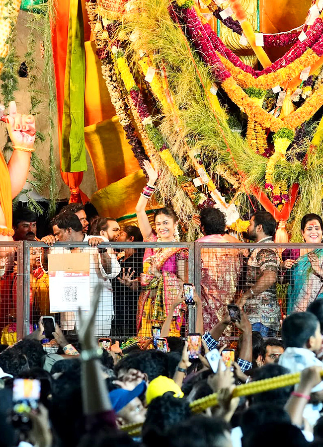 Tollywood Actress Pays Her Respects to Khairatabad Ganesh Photos3