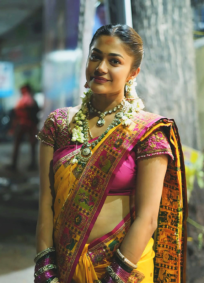 Tollywood Actress Pays Her Respects to Khairatabad Ganesh Photos4