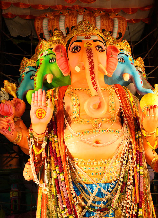 Tollywood Actress Pays Her Respects to Khairatabad Ganesh Photos5