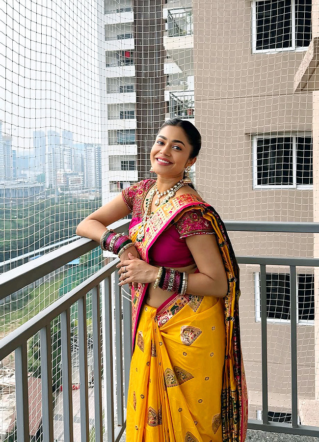 Tollywood Actress Pays Her Respects to Khairatabad Ganesh Photos9