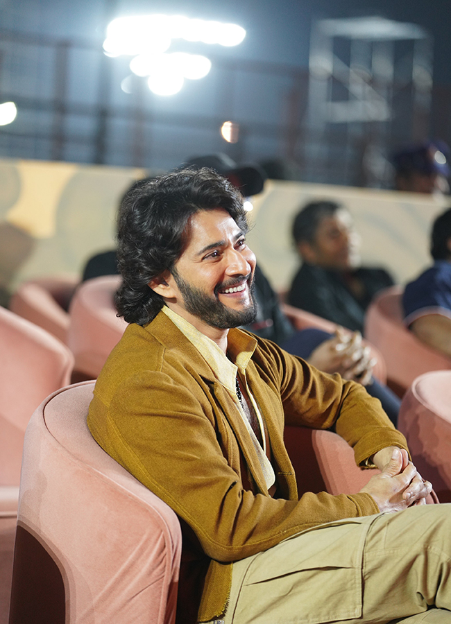 Varanasi Star Mahesh Babu Clean Shaven Look Viral Photos17