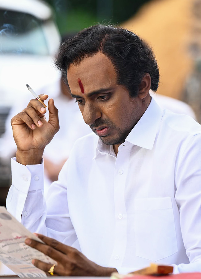 KCR Like Character in The Paradise Behind the Scenes Photos9
