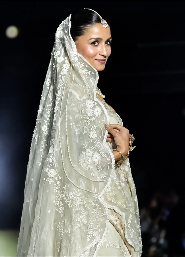 Showstoppers Alia Bhatt and Vicky Kaushal dazzled on the runway at the 15th edition of Manish Malhotra’s Mijwan Couture Show in Mumbai11