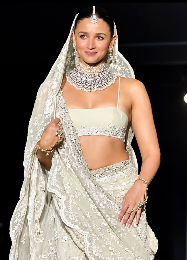 Showstoppers Alia Bhatt and Vicky Kaushal dazzled on the runway at the 15th edition of Manish Malhotra’s Mijwan Couture Show in Mumbai12